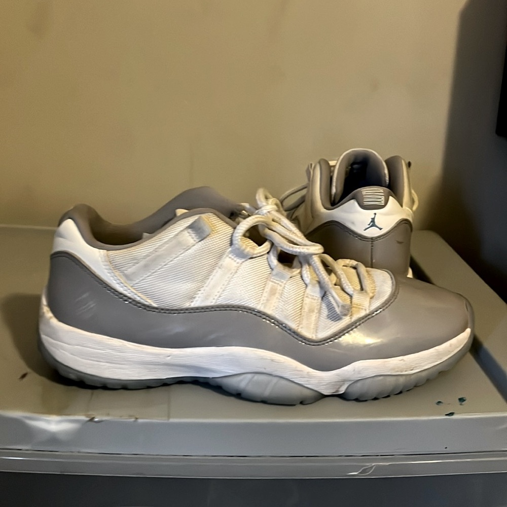 Cool grey Jordan 11’s low top